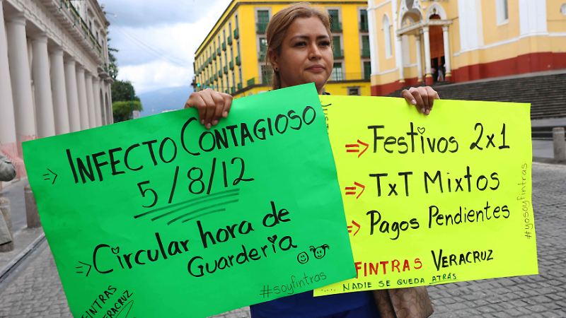 Trabajadores del IMSS Bienestar bloquean Enríquez